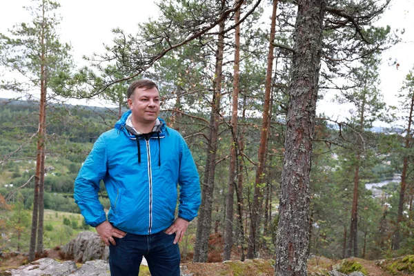 Muž Hoře Hiidenvuori Létě Karelia — Stock fotografie