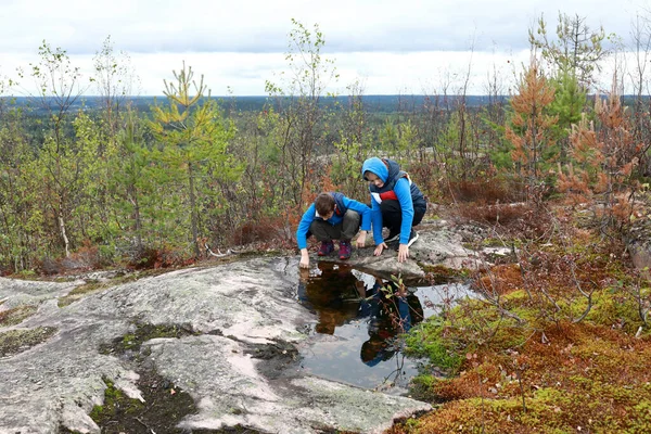 Dos Niños Jugando Monte Hiidenvuori Verano Karelia —  Fotos de Stock