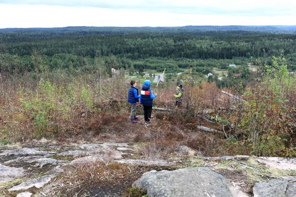 Niños Jugando Monte Hiidenvuori Verano Karelia —  Fotos de Stock