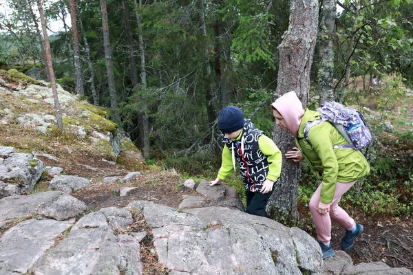 Matka Syn Wspinający Się Górę Hiidenvuori Latem Karelia — Zdjęcie stockowe