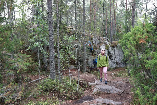Madre Con Hijos Escalando Monte Hiidenvuori Verano Karelia — Foto de Stock