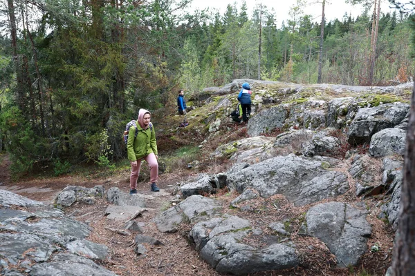 Moeder Met Twee Zonen Die Berg Hiidenvuori Beklimmen Zomer Karelia — Stockfoto