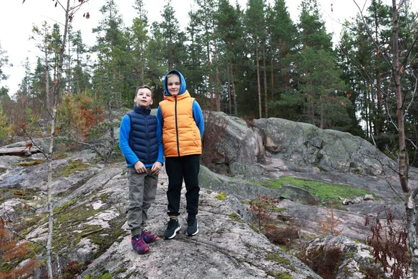 Niños Los Pies Del Monte Hiidenvuori Karelia —  Fotos de Stock