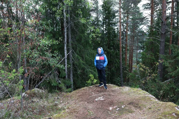 Ragazzo Piedi Del Monte Hiidenvuori Carelia — Foto Stock