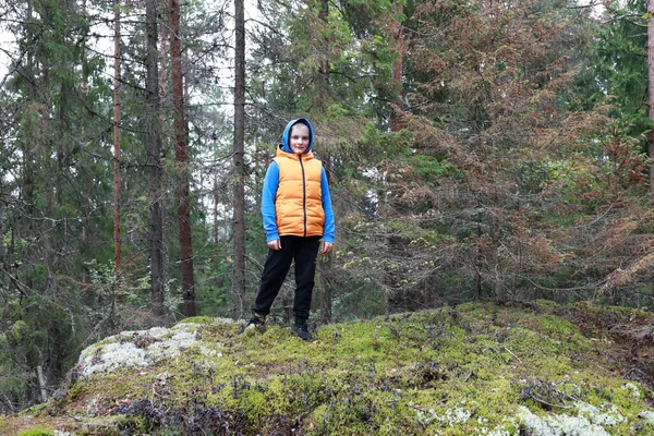 Niño Los Pies Del Monte Hiidenvuori Karelia —  Fotos de Stock