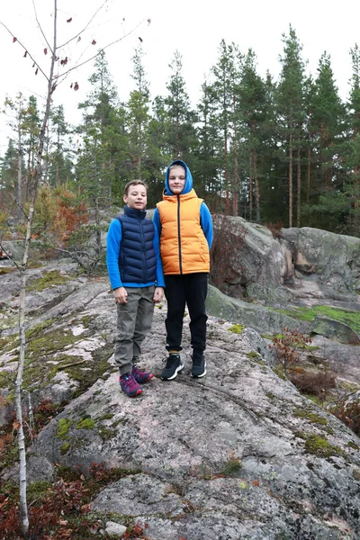 Kinderen Aan Voet Van Berg Hiidenvuori Karelia — Stockfoto