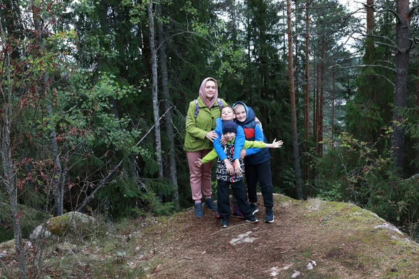 Madre Hijo Los Pies Del Monte Hiidenvuori Karelia — Foto de Stock