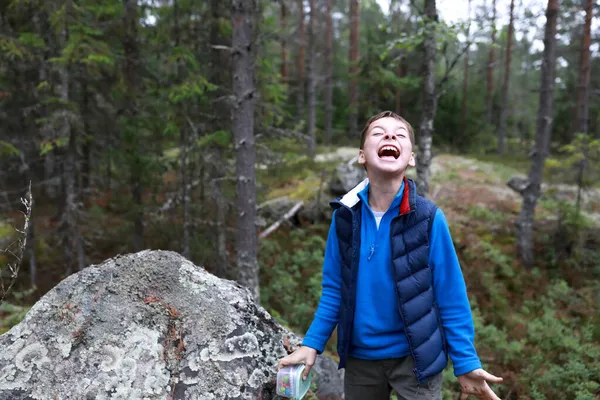 Barnet Hittade Skatt Skogslekandet Karelen — Stockfoto