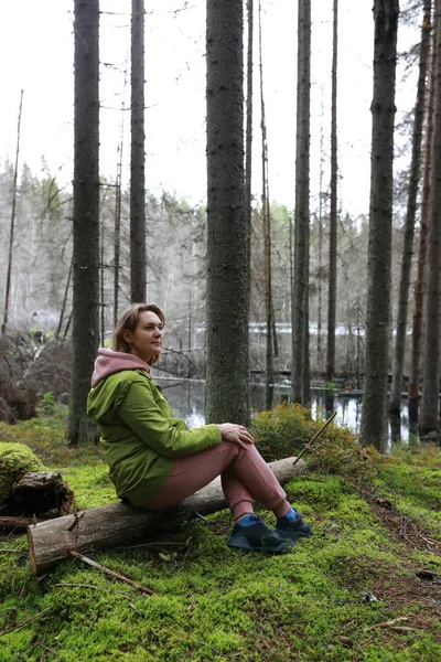 Mujer Fondo Del Lago Del Bosque Karelia —  Fotos de Stock