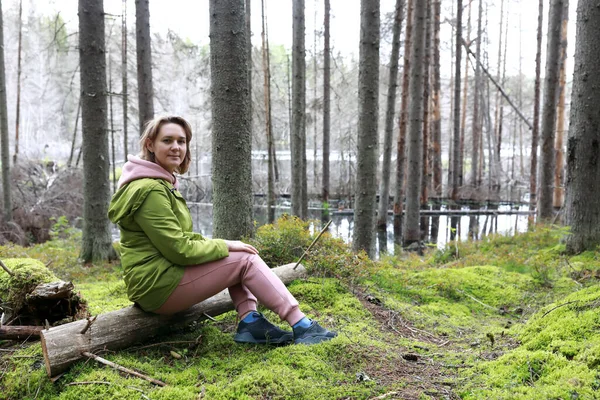 Mujer Posando Fondo Del Lago Inundado Karelia —  Fotos de Stock