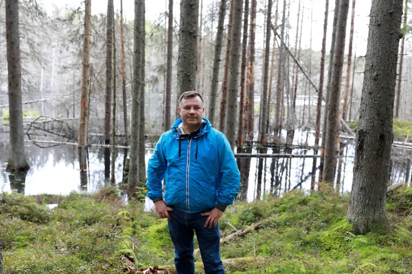 Uomo Sullo Sfondo Del Lago Allagato Carelia — Foto Stock