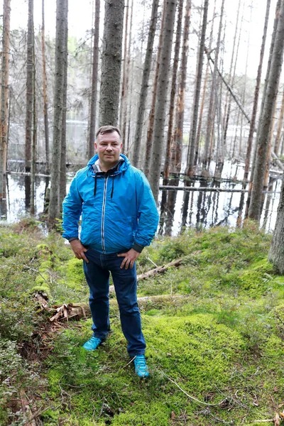 Uomo Posa Sullo Sfondo Del Lago Allagato Carelia — Foto Stock