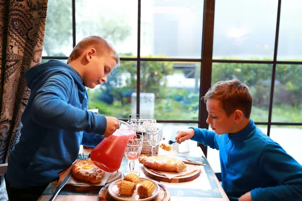 Retrato Niños Almorzando Restaurante —  Fotos de Stock