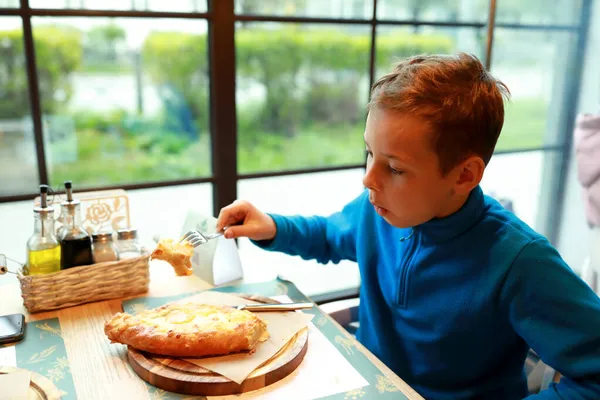 Ragazzo Mangiare Aiutante Khachapuri Georgiano Ristorante — Foto Stock