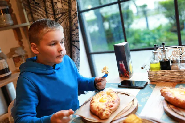 Mangiare Bambini Adjarian Khachapuri Nel Ristorante Georgiano — Foto Stock