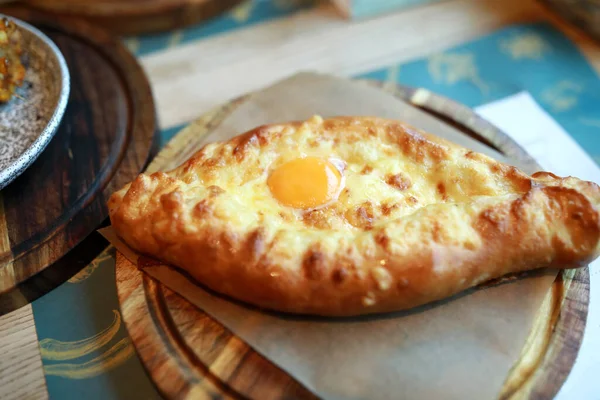 Khachapuri Adjarian Dřevěné Desce Restauraci — Stock fotografie