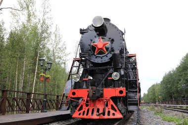 Tren istasyonundaki eski buharlı lokomotifin detayları