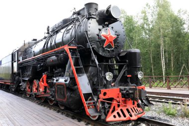 Tren istasyonundaki antik lokomotifin görüntüsü