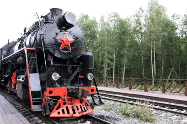 Tren istasyonundaki retro motor lokomotifinin görüntüsü