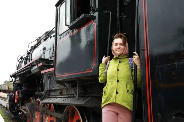 Mujer Paso Locomotora Vapor Estación Tren —  Fotos de Stock