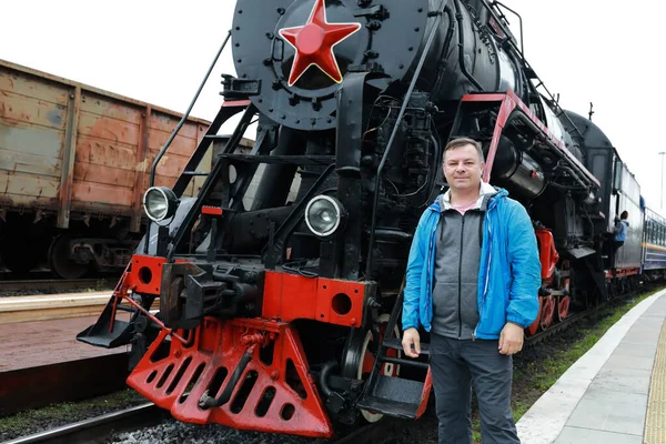 Uomo Sullo Sfondo Della Locomotiva Vapore Alla Stazione Ferroviaria — Foto Stock