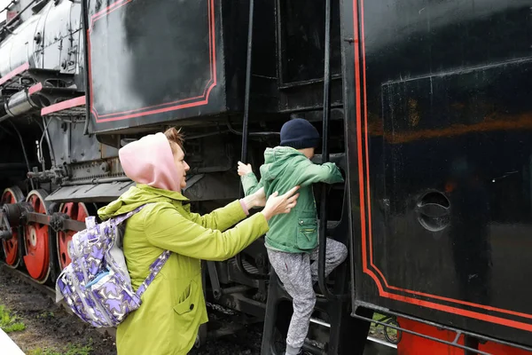 Madre Ayuda Hijo Subirse Locomotora Estación Tren —  Fotos de Stock