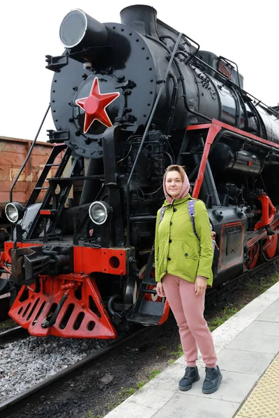 Donna Posa Sullo Sfondo Della Locomotiva Vapore Alla Stazione Ferroviaria — Foto Stock