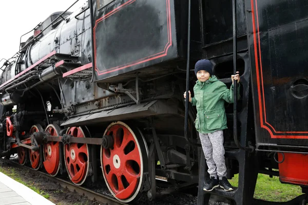 Niño Paso Locomotora Vapor Estación Tren —  Fotos de Stock