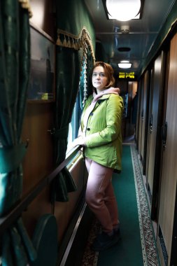 Retro tren vagonundaki kadın portresi