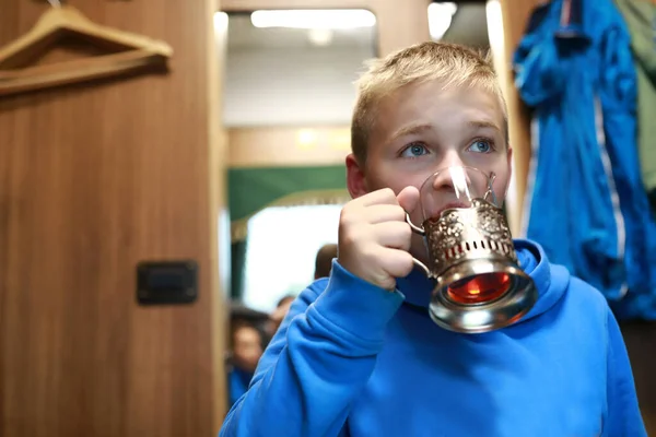 Portret Van Een Kind Dat Thee Drinkt Het Treinvak — Stockfoto