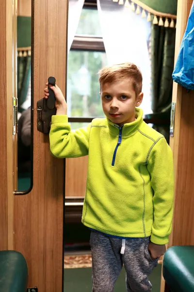 Ritratto Bambino Sulla Porta Del Compartimento Ferroviario — Foto Stock