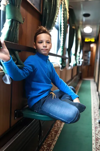 Klasik Tren Vagonundaki Bir Çocuğun Portresi — Stok fotoğraf