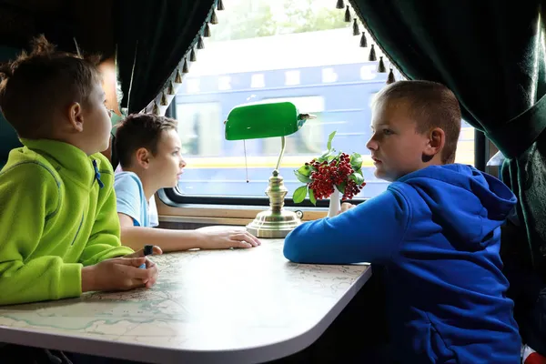 Retrato Niños Compartimento Carro Tren Retro — Foto de Stock