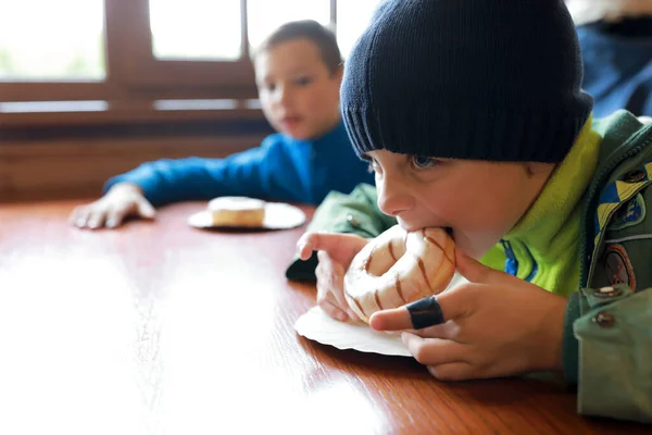 Due Bambini Che Mangiano Ciambelle Tavola Nel Ristorante — Foto Stock