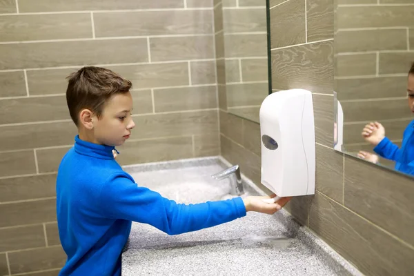 Kind Wäscht Sich Auf Toilette Die Hände Mit Seife — Stockfoto