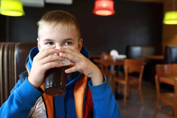 Retrato Niño Bebiendo Kvass Restaurante — Foto de Stock