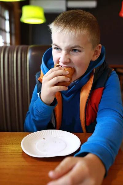 Dziecko Jedzące Hot Doga Przy Stole Restauracji — Zdjęcie stockowe