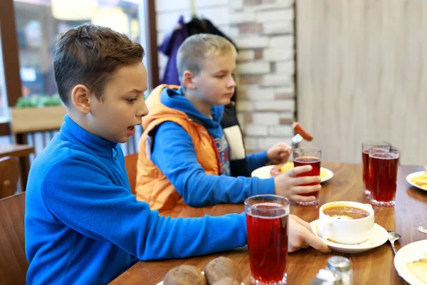 Två Barn Äter Lunch Restaurang — Stockfoto