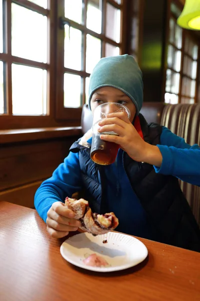 Jongen Drinkt Kvass Met Broodje Restaurant — Stockfoto