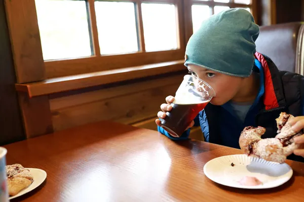 Dziecko Pijące Kvass Bułką Restauracji — Zdjęcie stockowe