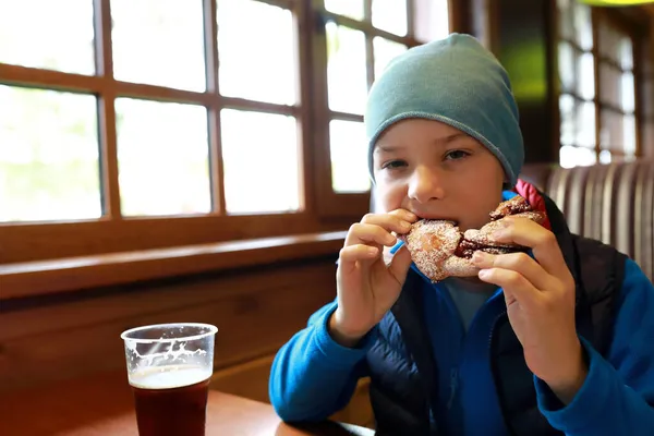 Niño Comiendo Pan Trenzado Con Mermelada Restaurante — Foto de Stock
