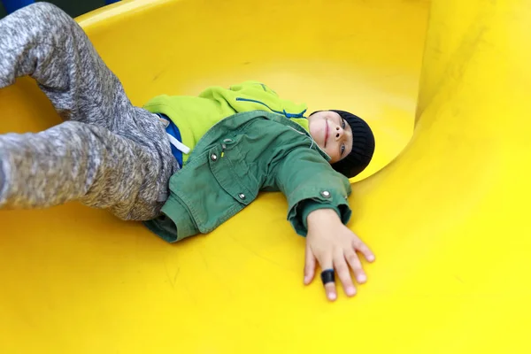 Boy Bergulir Bawah Spiral Slide Taman Bermain — Stok Foto
