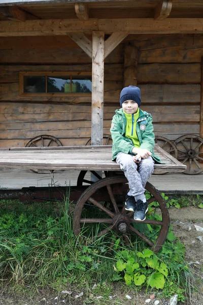 Chlapec Sedí Retro Dřevěném Vozíku Karelia — Stock fotografie