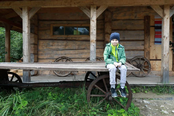 Dziecko Siedzące Retro Drewnianym Wózku Karelia — Zdjęcie stockowe