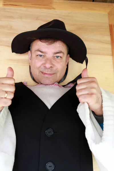 Homem Posando Rosto Placa Buraco Povo Finlandês — Fotografia de Stock