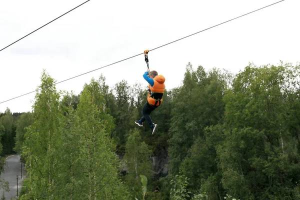 Criança Equitação Zipline Ruskeala Park Karelia — Fotografia de Stock