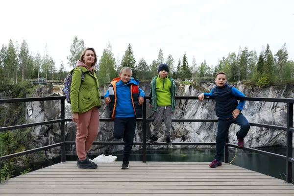 Matka Synem Tle Marmurowego Kanionu Ruskeala Karelia — Zdjęcie stockowe