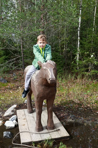 Child Sitting Wooden Horse Ruskeala Park Karelia — Stock Photo, Image