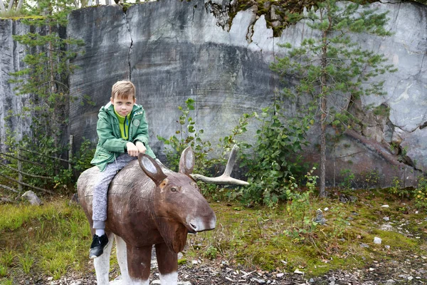 Dziecko Siedzące Drewnianym Łosiu Parku Ruskeala Karelia — Zdjęcie stockowe
