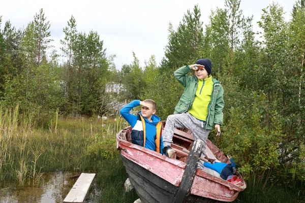 Dzieci Bawiące Się Starej Drewnianej Łodzi Karelia — Zdjęcie stockowe